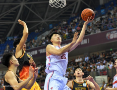 广东华南虎在CBA篮球联赛季前赛中力克广州龙狮取得胜利