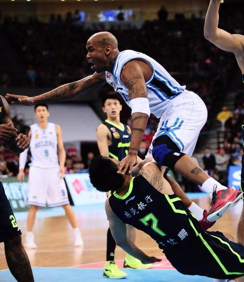 168娱乐-沃特斯要来CBA篮球联赛，杨毅-CBA篮球联赛比国家队难对付，选手只会窝里横？