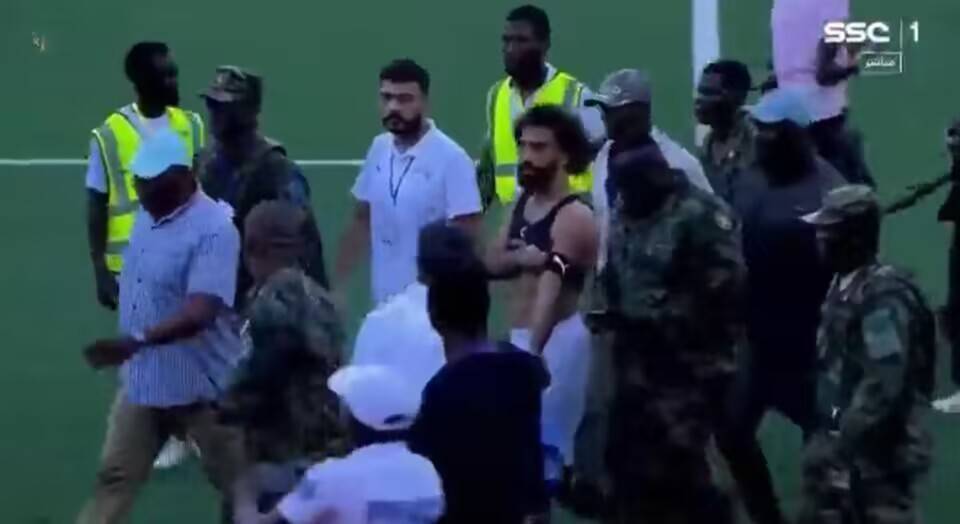 168娱乐-非洲区预选赛中有粉丝试图攻击萨拉赫，军警介入保护萨拉赫离场