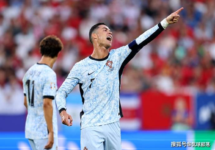 168娱乐-欧洲杯出局仅2天，C罗新决定曝光：41岁踢2026世界杯，还不想退队